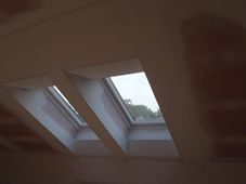 Sádrokartonový strop se dvěma zabudovanými střešními okny