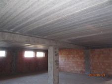 Betonový strop a cihlové zdivo v rozestavěné hale