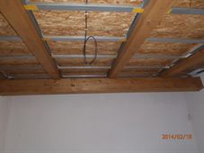 Detail dřevěného trámového stropu s elektroinstalací