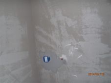 Nová omítka stěny s elektrickou krabicí