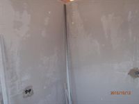 Detail rohu dvou omítnutých stěn