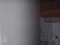 Detail zaobleného rohu omítnuté stěny u pórobetonového zdiva