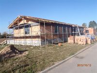 Exteriér rozestavěného domu s lešením