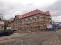 Exteriér velké budovy během rekonstrukce s lešením