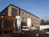 Budova soudu s mixovacím silem KVK před vchodem