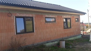 Exteriér domu s cihlovým obkladem Porotherm a černou střechou