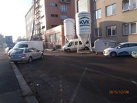 Mixovací silo KVK na ulici před budovou soudu