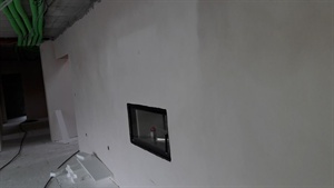 Omítnutá stěna s malým výklenkem pro krb