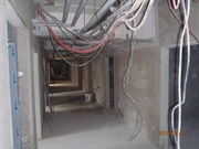 Chodba s vedenými elektroinstalačními kabely na stropě