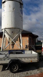Mixovací silo na přívěsu před domem RD Chrast