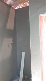 Omítnutá stěna u dveřního otvoru s tepelnou izolací pod krovem