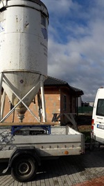 Přívěsný vozík s mixovacím silem u domu RD Chrast