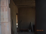 Rozestavěná chodba s omítnutými stěnami