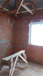 Rozestavěná místnost s krovem a kozou na řezání