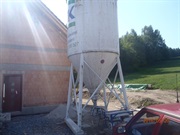 Silo na maltovou směs u fasády domu