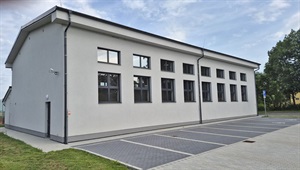 Dokončená fasáda administrativní budovy s parkovištěm po zateplení