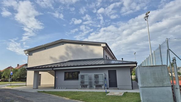 Dokončená fasáda budovy u sportoviště po zateplení
