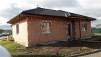 Rodinný dům RD Chrast během dokončování fasády